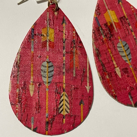 NWT Arrow Print Tear Drop Cork Earrings - Picture 2 of 4